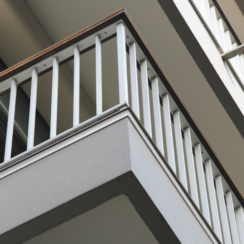 dallnet-carrelage-facade-balcon-protection-finition-aluminium-regle-dalle-profile-arret-nezdebalcon-carreleur-alignement-revetement