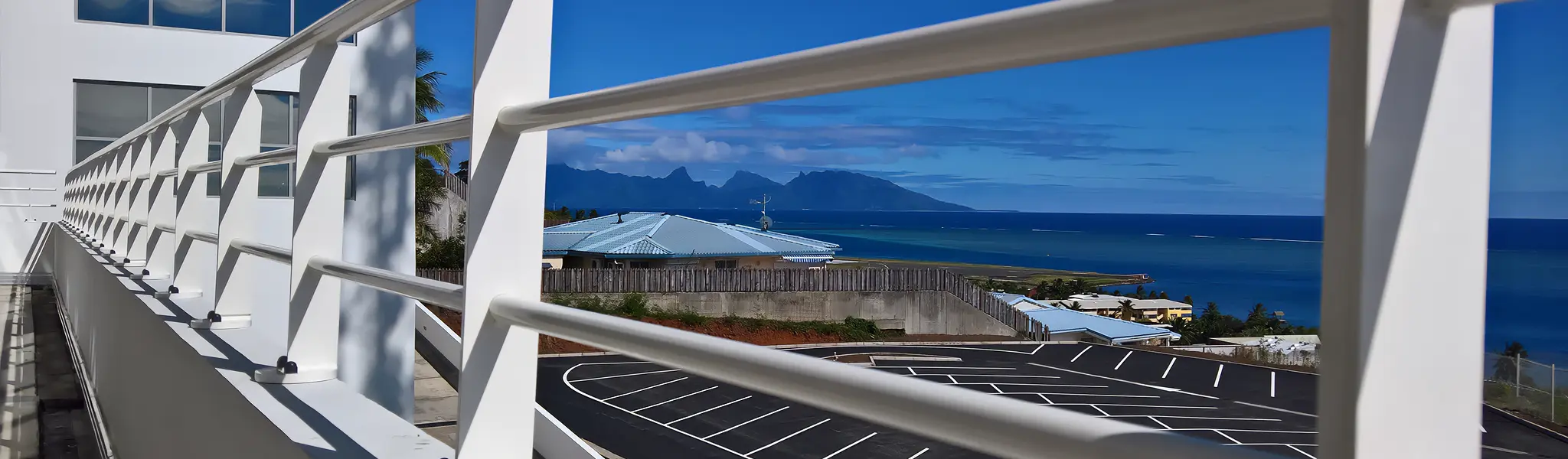 Lotentic : Système de garde-corps en aluminium pour toiture-terrasse accessible et balcon